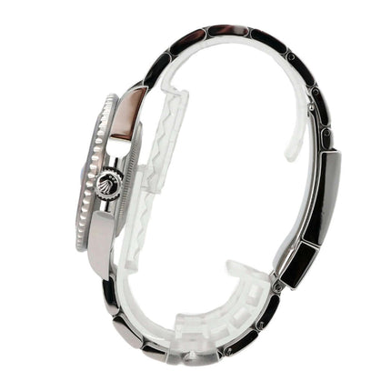 Rolex GMT-Master II Edelstahl 126710BLRO Oyster-Band seitliche Ansicht mit Edelstahlarmband und Lünette.