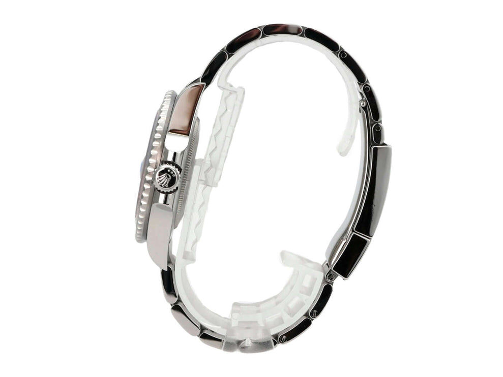 Rolex GMT-Master II Edelstahl 126710BLRO Oyster-Band seitliche Ansicht mit Edelstahlarmband und Lünette.