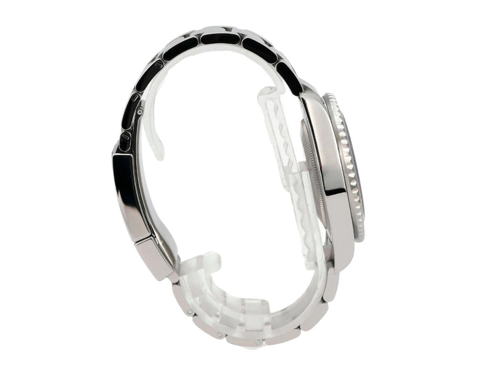 Rolex GMT-Master II Edelstahl 126710BLRO Oyster-Band seitliche Ansicht mit Oyster-Armband und Edelstahl-Gehäuse.