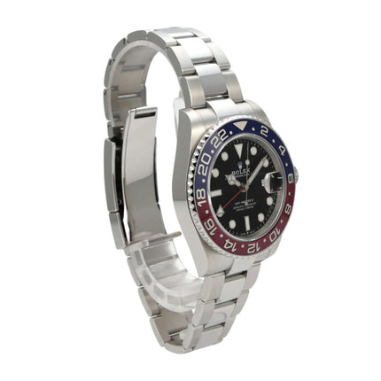 Rolex GMT Master II 126710BLRO mit Edelstahlgehäuse, schwarzem Zifferblatt und blau/roter Lünette.