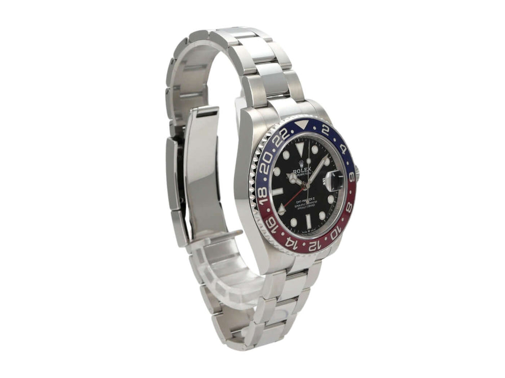 Rolex GMT Master II 126710BLRO mit Edelstahlgehäuse, schwarzem Zifferblatt und blau/roter Lünette.