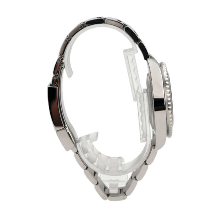 Seitenansicht der Rolex GMT Master II Edelstahl 126710BLRO mit Oyster-Band und drehbarer Lünette.