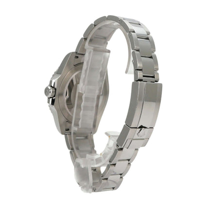 Seitenansicht der Rolex GMT Master II Edelstahl 126710BLRO mit Oyster-Band, elegant und modern.