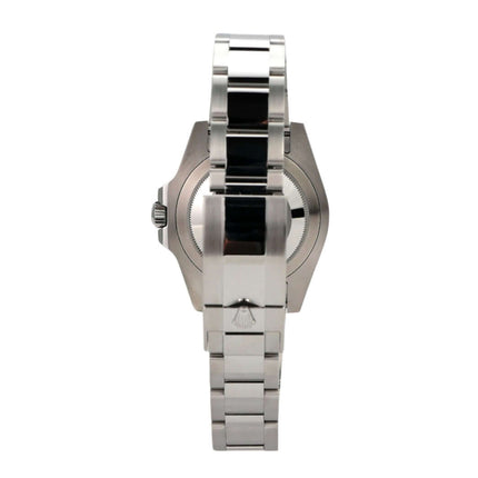 Seitenansicht der Rolex GMT Master II Edelstahl 126710BLRO mit Oyster-Band und poliertem Gehäuse.