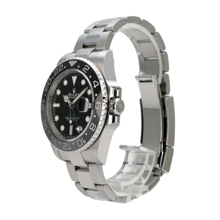 Rolex GMT-Master II Edelstahl Ref. 126710GRNR mit poliertem Edelstahlarmband und schwarzem Zifferblatt.