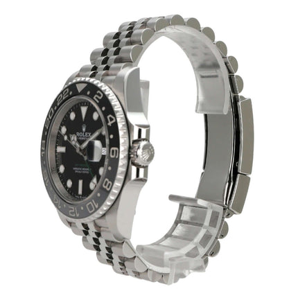 Rolex GMT-Master II Edelstahl 126710GRNR Jubile-Band seitliche Ansicht mit schwarzem Zifferblatt und Edelstahlarmband.