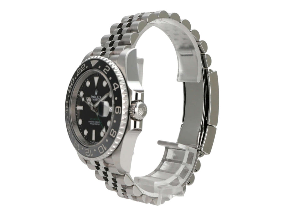 Rolex GMT-Master II Edelstahl 126710GRNR Jubile-Band seitliche Ansicht mit schwarzem Zifferblatt und Edelstahlarmband.