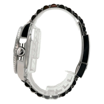 Rolex GMT-Master II Edelstahl 126710GRNR Jubile-Band seitliche Ansicht mit Jubile-Armband und Gehäuse.
