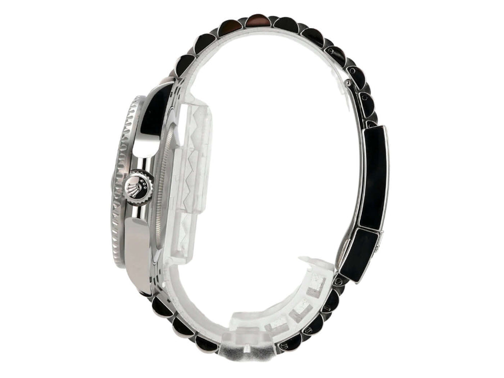 Rolex GMT-Master II Edelstahl 126710GRNR Jubile-Band seitliche Ansicht mit Jubile-Armband und Gehäuse.