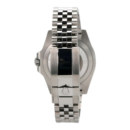 Detailansicht der Rolex GMT-Master II Edelstahl 126710GRNR Jubile-Band mit Blick auf das Jubile-Armband.