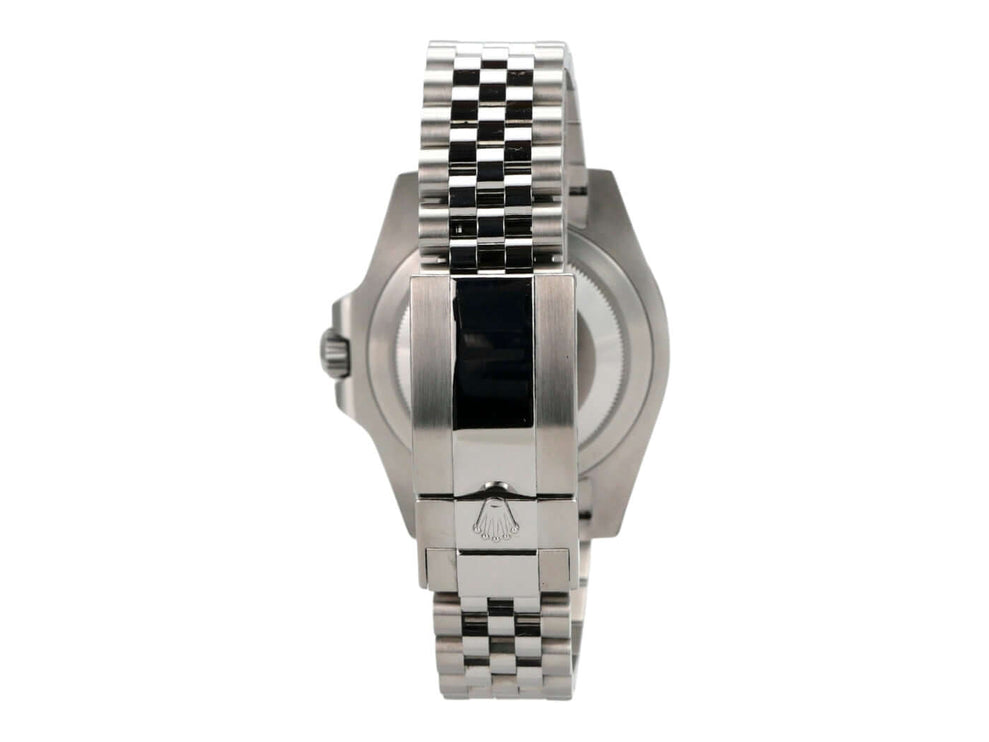 Detailansicht der Rolex GMT-Master II Edelstahl 126710GRNR Jubile-Band mit Blick auf das Jubile-Armband.