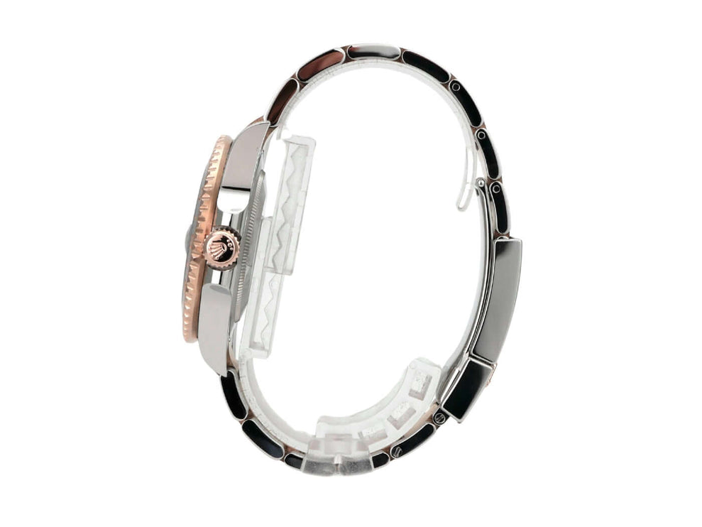 Rolex GMT-Master II Edelstahl Everose-Gold 126711CHNR seitliche Ansicht der Uhr mit poliertem und satiniertem Armband.