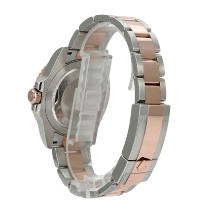 Rolex GMT-Master II Edelstahl Everose-Gold 126711CHNR seitliche Ansicht mit poliertem und satiniertem Armband.