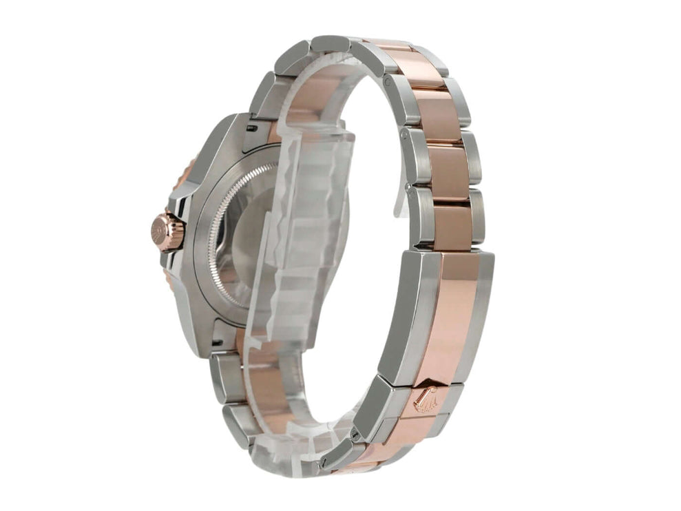 Rolex GMT-Master II Edelstahl Everose-Gold 126711CHNR seitliche Ansicht mit poliertem und satiniertem Armband.