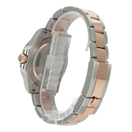 Seitenansicht der Rolex GMT-Master II Edelstahl und Everose-Gold Uhr mit poliertem Armband und Sicherheitsfaltschließe.