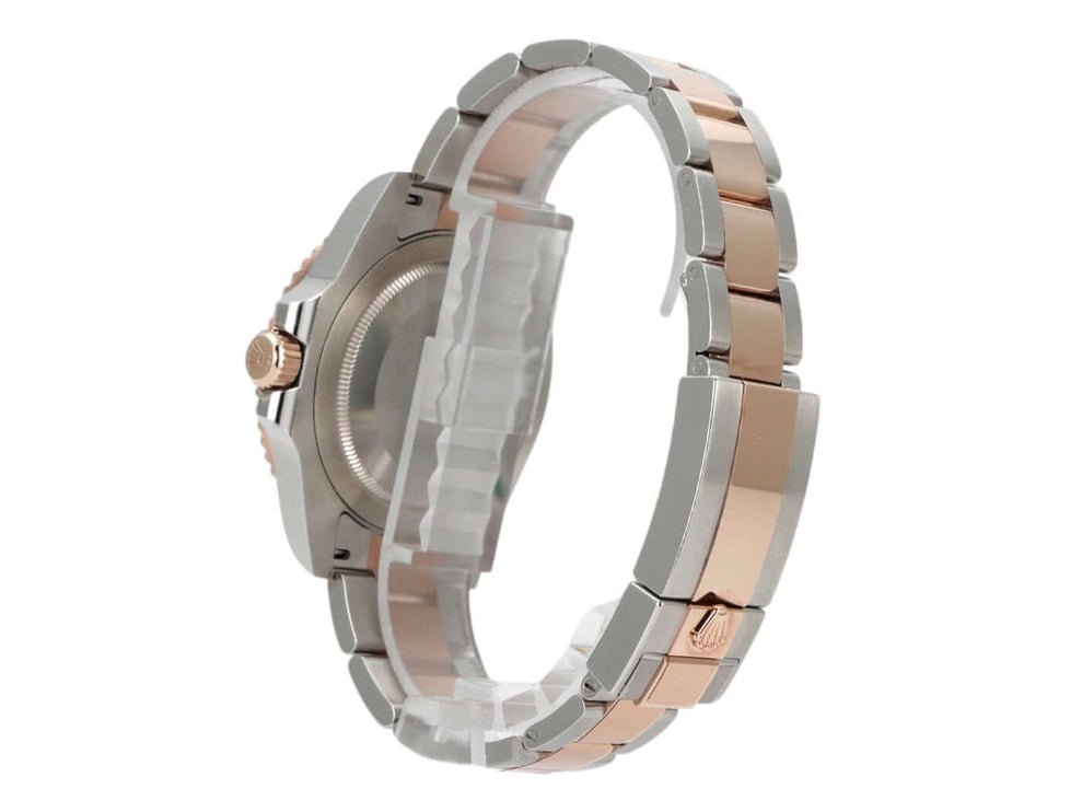 Seitenansicht der Rolex GMT-Master II Edelstahl und Everose-Gold Uhr mit poliertem Armband und Sicherheitsfaltschließe.