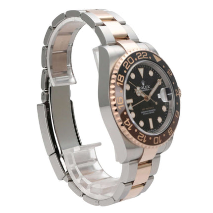 Rolex GMT-Master II Edelstahl Everose-Gold 126711CHNR seitliche Ansicht mit schwarzem Zifferblatt und goldener Lünette.