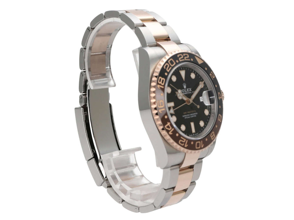 Rolex GMT-Master II Edelstahl Everose-Gold 126711CHNR seitliche Ansicht mit schwarzem Zifferblatt und goldener Lünette.