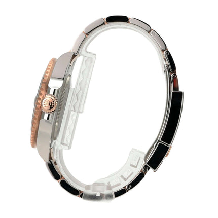 Seitenansicht der Rolex GMT-Master II Edelstahl Everose-Gold 126711CHNR, Edelstahl- und Everose-Gold Uhrarmband.