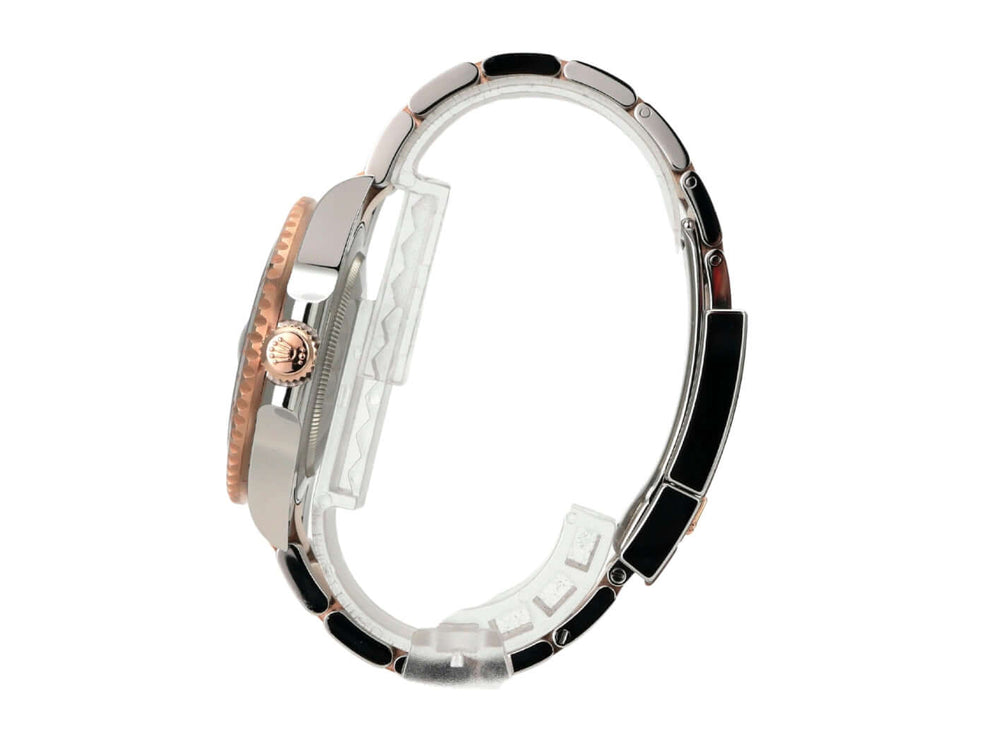 Seitenansicht der Rolex GMT-Master II Edelstahl Everose-Gold 126711CHNR, Edelstahl- und Everose-Gold Uhrarmband.