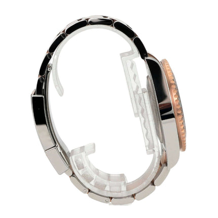 Seitenansicht der Rolex GMT-Master II Edelstahl Everose-Gold 126711CHNR mit poliertem und satiniertem Armband.