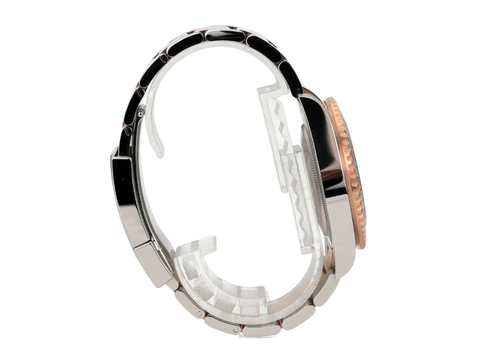 Seitenansicht der Rolex GMT-Master II Edelstahl Everose-Gold 126711CHNR mit poliertem und satiniertem Armband.