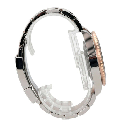 Rolex GMT-Master II Edelstahl Everose-Gold 126711CHNR Seitansicht mit poliertem Gehäuse und geriffelter Lünette.