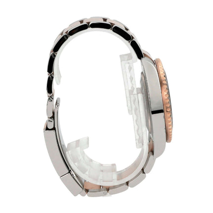 Seitenansicht der Rolex GMT-Master II Edelstahl Everose-Gold 126711CHNR mit poliertem und satiniertem Gehäuse.