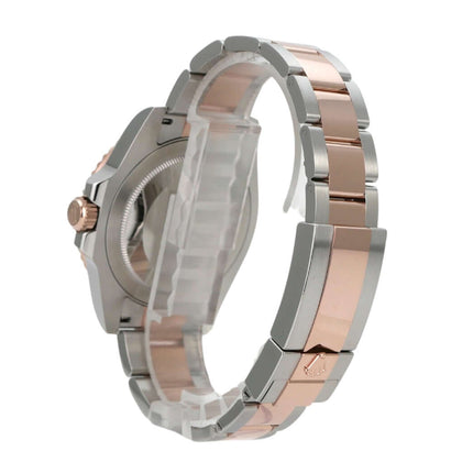 Rolex GMT-Master II Edelstahl Everose-Gold 126711CHNR von der Seite mit polierter und satinierten Band.