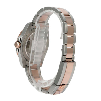 Rolex GMT-Master II Edelstahl Everose-Gold 126711CHNR Uhr, Detailansicht des Armbands und Gehäuses.