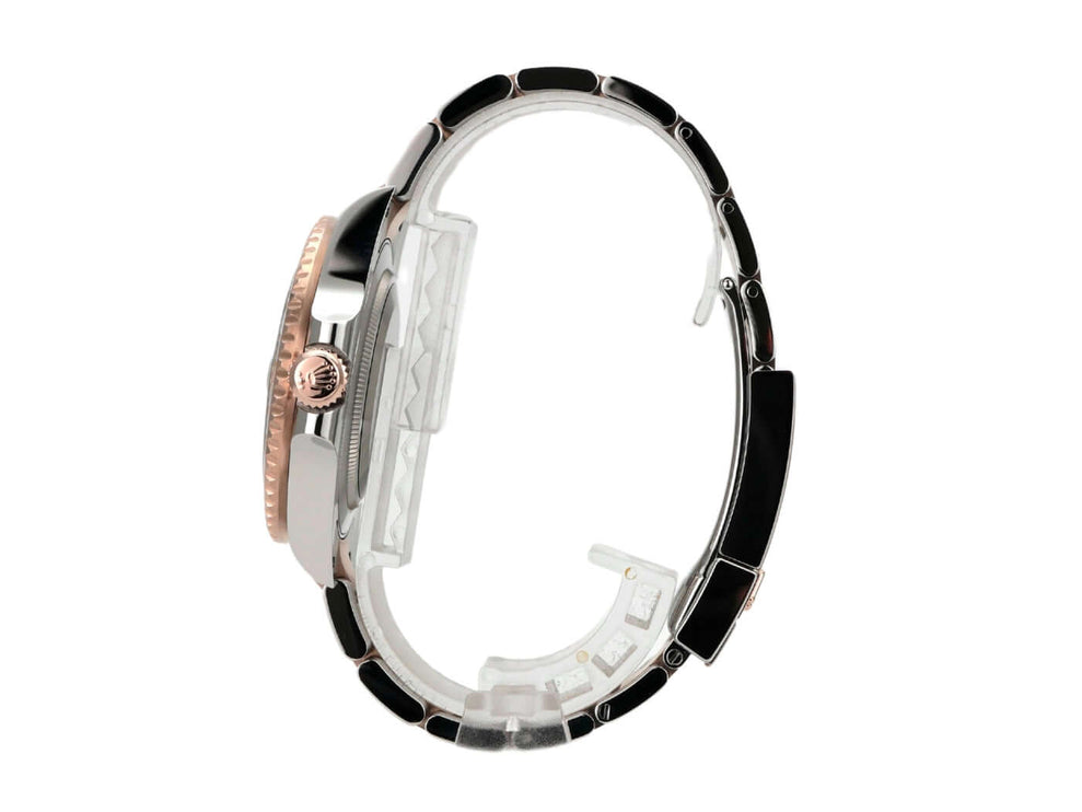 Seitenansicht der Rolex GMT-Master II Edelstahl / 18 kt Everose-Gold 126711CHNR mit polished und satinierten Armband.