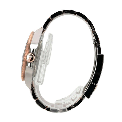 Rolex GMT-Master II Edelstahl Everose-Gold 126711CHNR seitliche Ansicht mit polierter Lünette und Armband.