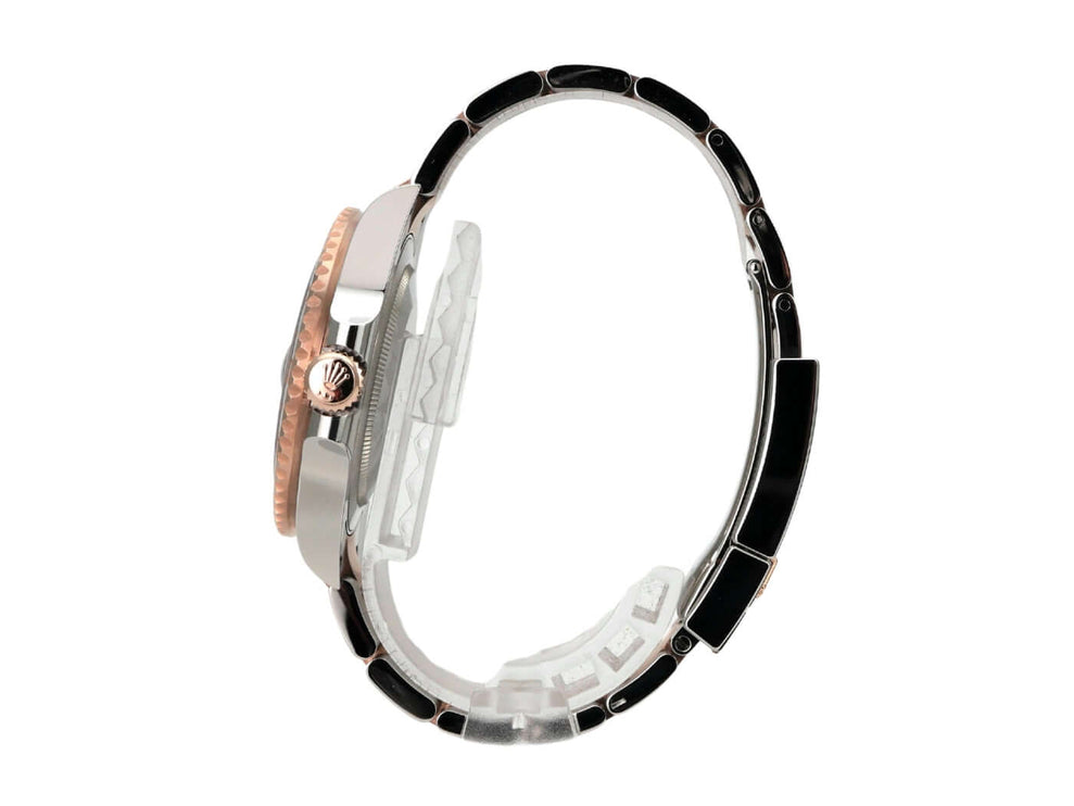 Rolex GMT-Master II Edelstahl Everose-Gold 126711CHNR seitliche Ansicht mit polierter Lünette und Armband.