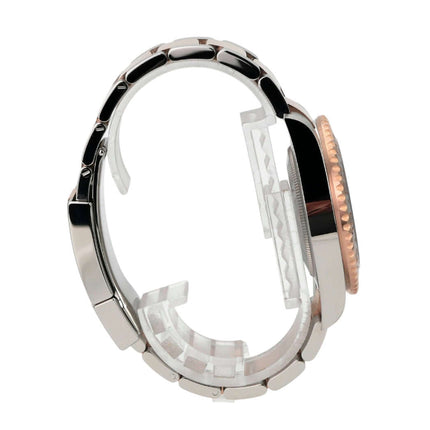 Seitenansicht der Rolex GMT-Master II Edelstahl Everose-Gold 126711CHNR mit poliertem und satiniertem Gehäuse.