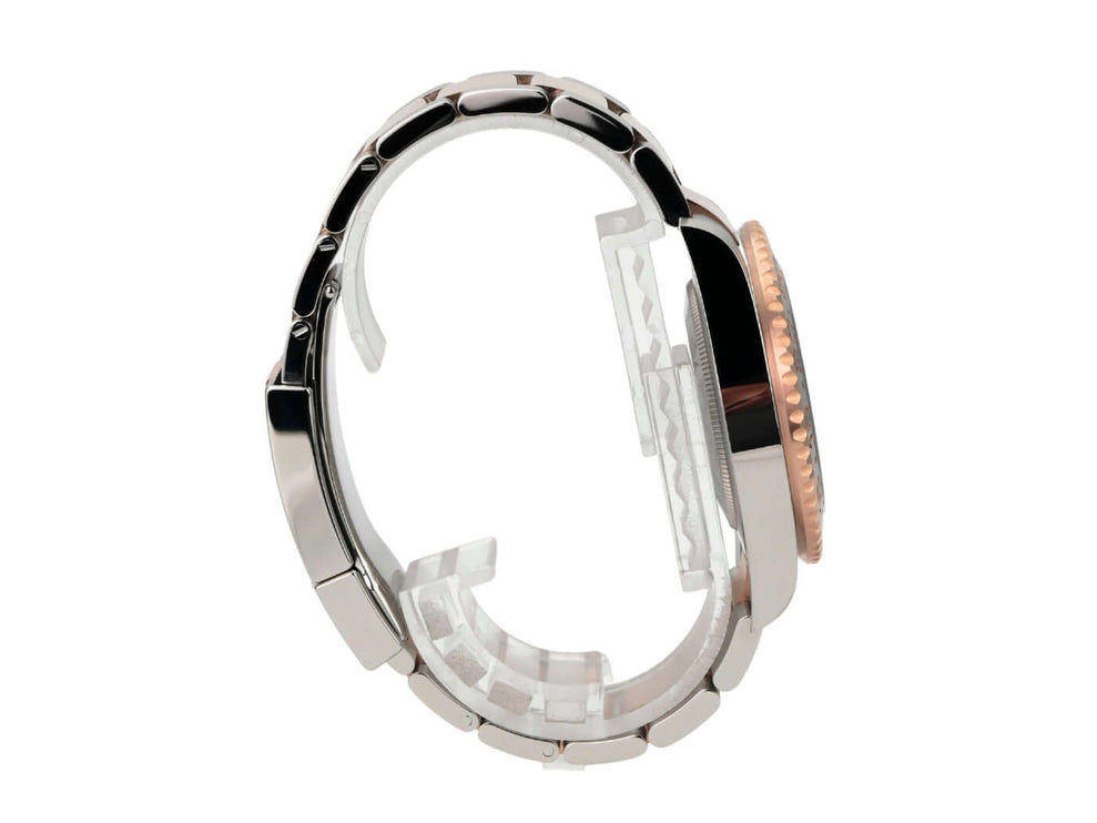 Seitenansicht der Rolex GMT-Master II Edelstahl Everose-Gold 126711CHNR mit poliertem und satiniertem Gehäuse.