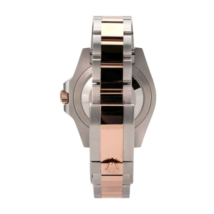 Seitenansicht der Rolex GMT-Master II Edelstahl Everose-Gold 126711CHNR mit poliertem und satiniertem Armband.