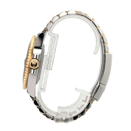 Rolex GMT-Master II Edelstahl Gelbgold 126713GRNR von der Seite, Jubilee-Band aus Edelstahl und Gelbgold.