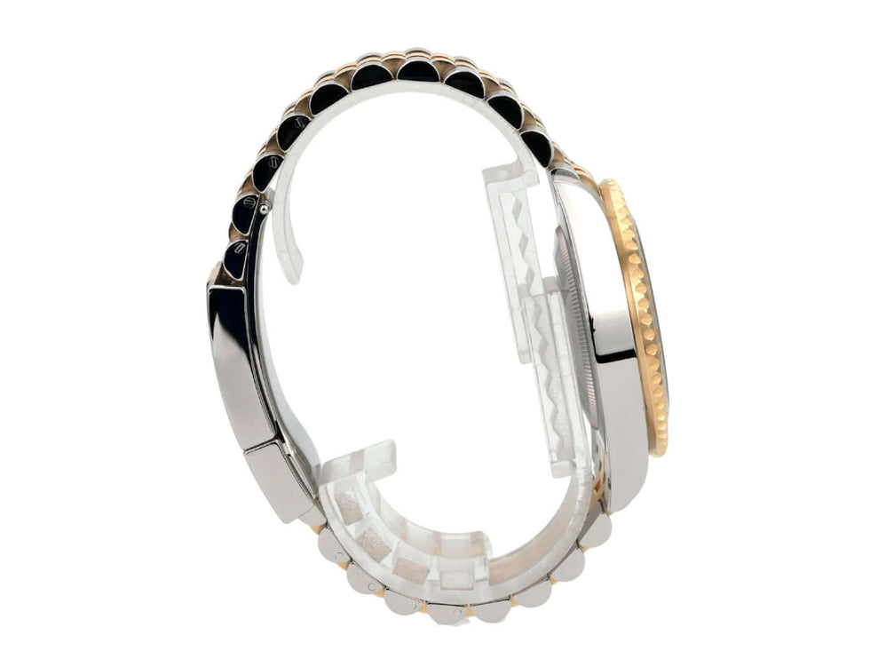 Detailansicht des Rolex GMT-Master II Edelstahl Gelbgold 126713GRNR mit Jubilee-Band und drehbarer Lünette.