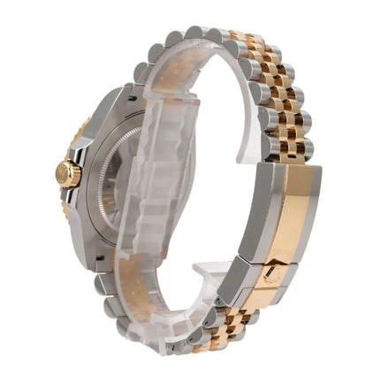 Rolex GMT-Master II Edelstahl Gelbgold 126713GRNR mit Jubiléeband und Oysterclasp von der Seite