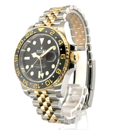 Rolex GMT-Master II Edelstahl Gelbgold 126713GRNR mit schwarzem Zifferblatt, 24-Stunden-Lünette und Jubilee-Band.