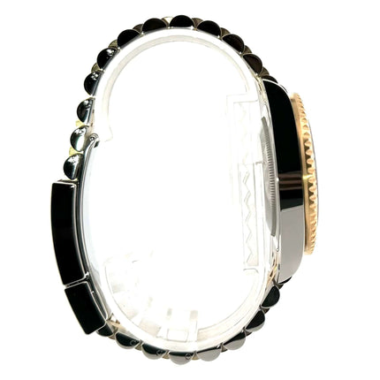 Seitenansicht der Rolex GMT-Master II 126713GRNR mit Edelstahl- und Gelbgoldgehäuse, schwarze 24-Stunden-Lünette und Jubilee-Band.