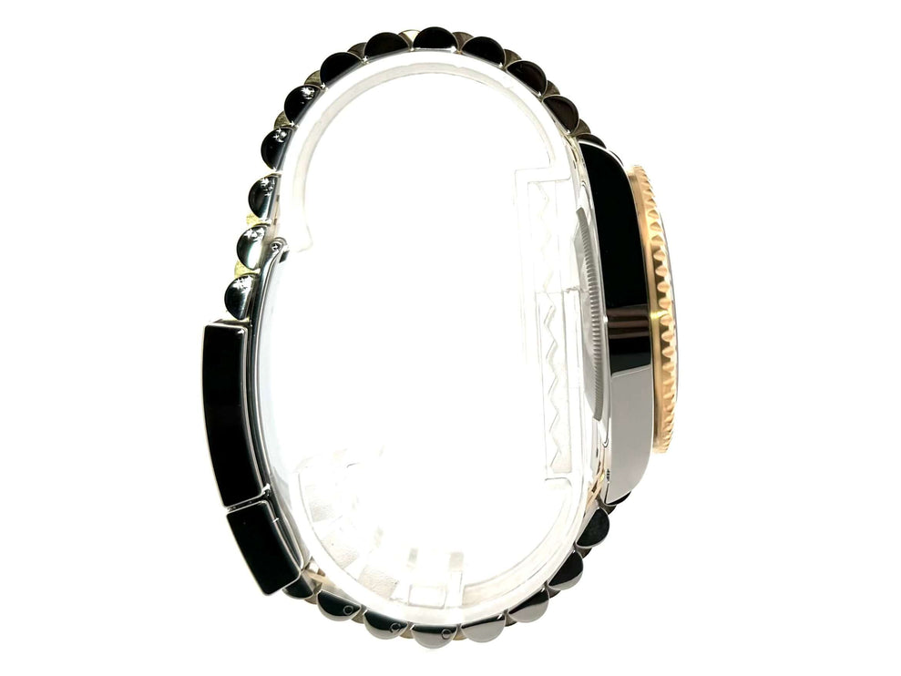 Seitenansicht der Rolex GMT-Master II 126713GRNR mit Edelstahl- und Gelbgoldgehäuse, schwarze 24-Stunden-Lünette und Jubilee-Band.