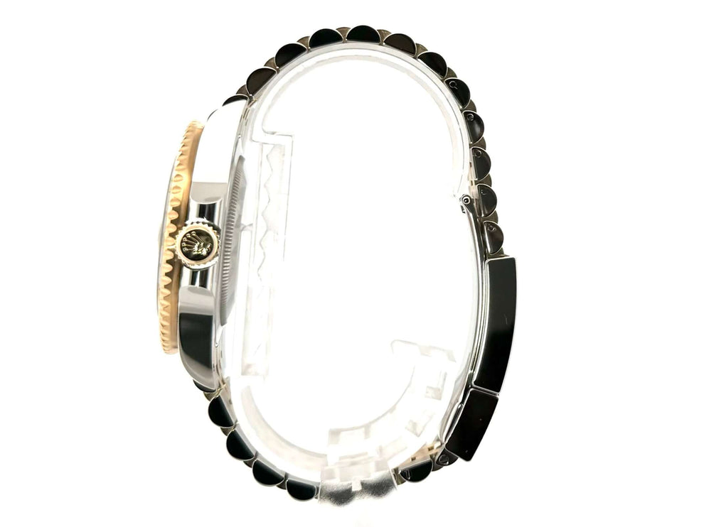 Rolex GMT-Master II 126713GRNR Seitenansicht Edelstahl-Gelbgold Gehäuse mit drehbarer 24-Stunden-Lünette und Jubilee-Band