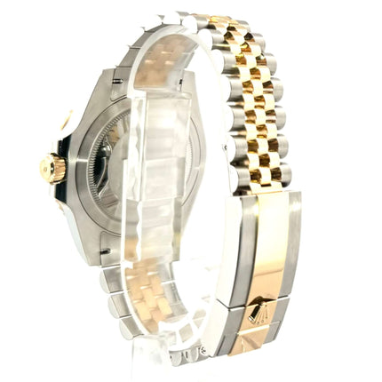 Rückseite der Rolex GMT-Master II Edelstahl Gelbgold 126713GRNR mit Jubilee-Band aus Edelstahl und 18 Karat Gelbgold.