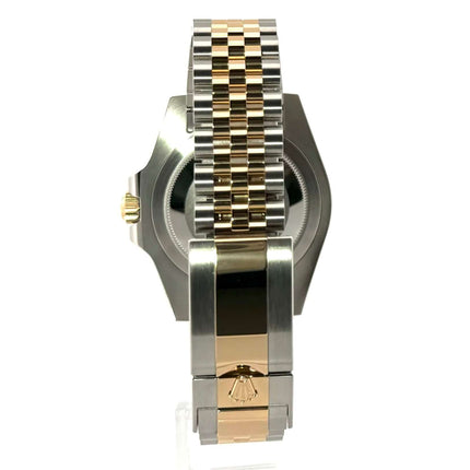 Rückansicht der Rolex GMT-Master II 126713GRNR mit Edelstahl und Gelbgold Jubilee-Armband und Oysterclasp-Schließe.