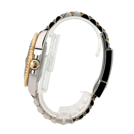 Rolex GMT-Master II Edelstahl Gelbgold 126713GRNR Detailansicht der seitlichen Uhr mit Jubilee-Band.