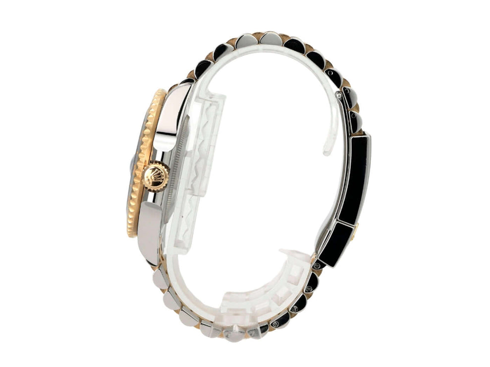 Rolex GMT-Master II Edelstahl Gelbgold 126713GRNR Detailansicht der seitlichen Uhr mit Jubilee-Band.