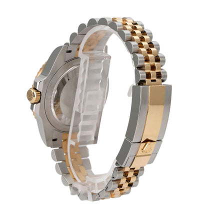 Rolex GMT-Master II Edelstahl Gelbgold 126713GRNR mit Edelstahl- und 18 Karat Gelbgold-Armband, seitliche Ansicht.