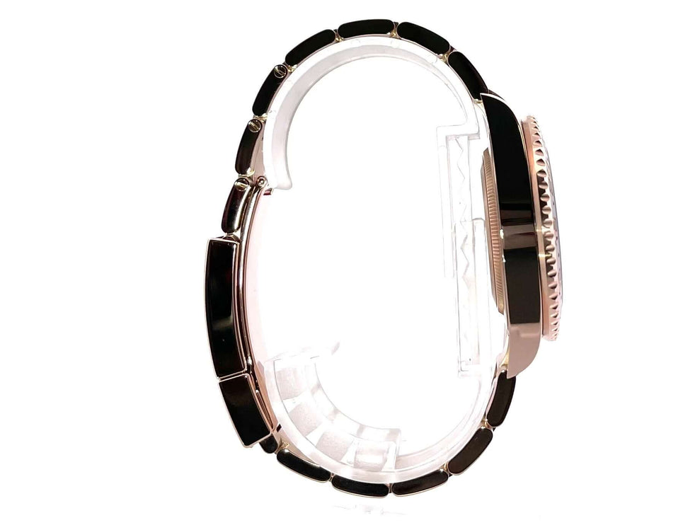 Rolex GMT-Master II Everose-Gold 126715CHNR Seitenansicht, schwarzes Keramikgehäuse, 18 kt Everose-Gold Armband und geriffelte Lünette.