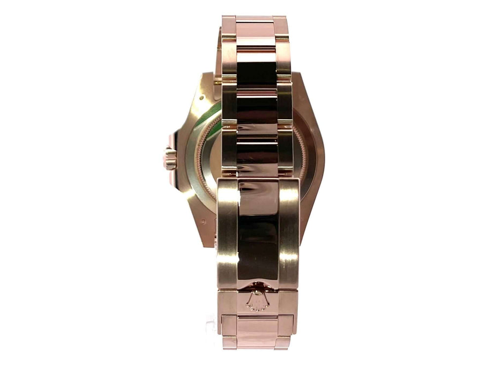 Rückansicht der Rolex GMT-Master II Everose-Gold 126715CHNR, zeigt das Oyster-Armband aus poliertem und satiniertem 18 kt Everose-Gold.